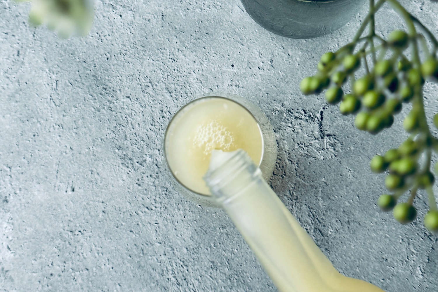 ゆず酒とグラス 実生のゆず酒のロック | 芳醇な香りとまろやかな味わいのゆずリキュール