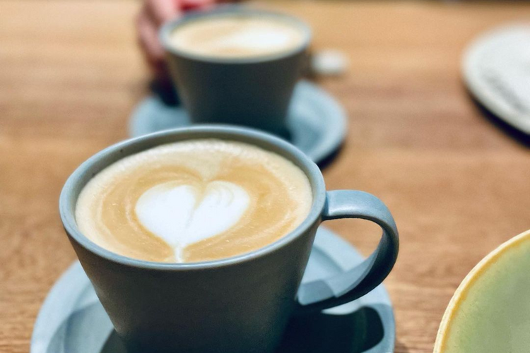 ゆったりとした時間が流れるカフェのコーヒーとスイーツ。e℃の原点であるカフェ巡りの風景。