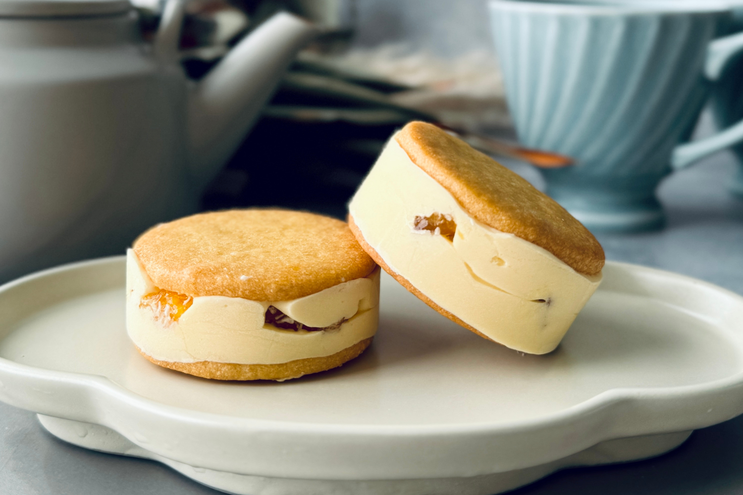 トロピカルなパイナップルとココナッツが香る「北海道バターサンド」。夏らしい爽やかな高級スイーツギフト。