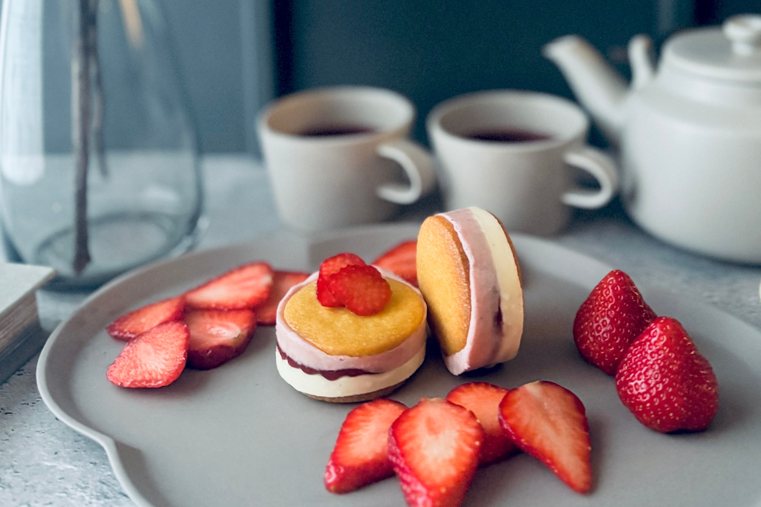 彩り鮮やかな「北海道バターサンド」あまおうと北海道産ヨーグルト。手土産やギフトに喜ばれる高級スイーツ。