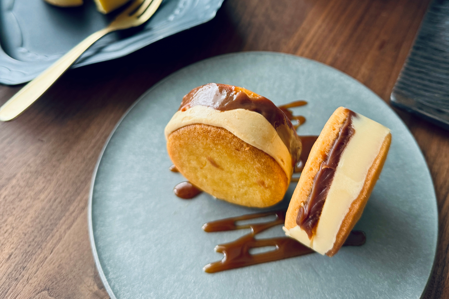 フランス産塩キャラメルと香ばしいナッツを合わせた「北海道バターサンド」。贅沢な味わいの高級スイーツギフト。