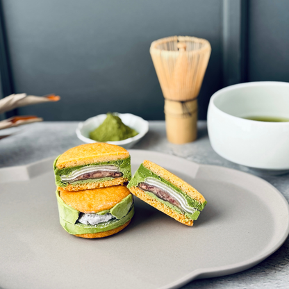 北海道バターサンド 抹茶小豆とお餅 断面 | しっとりバスククッキーと濃厚バタークリームの層
