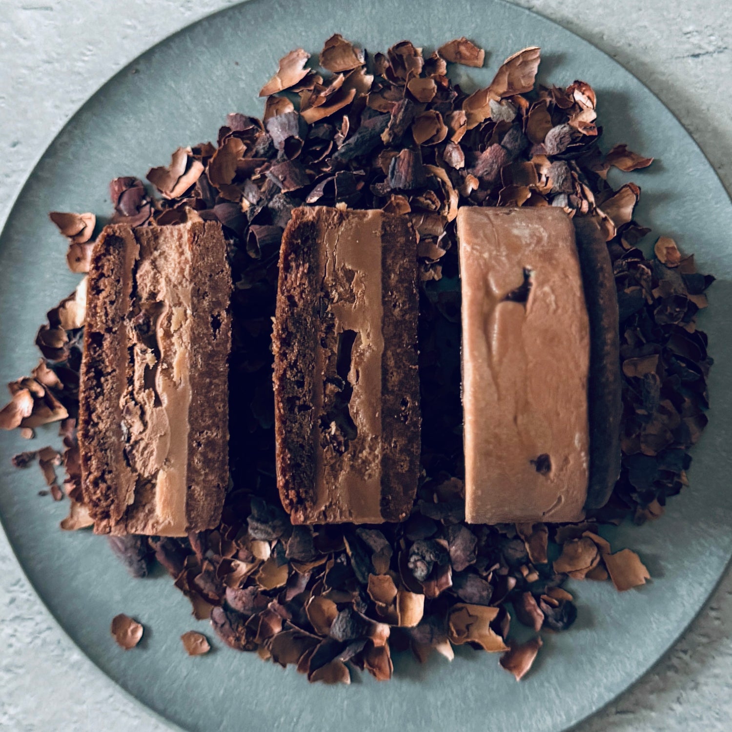 濃厚なカカオが香るエクアドル産チョコレートの北海道バターサンド。自分への高級なご褒美スイーツ。