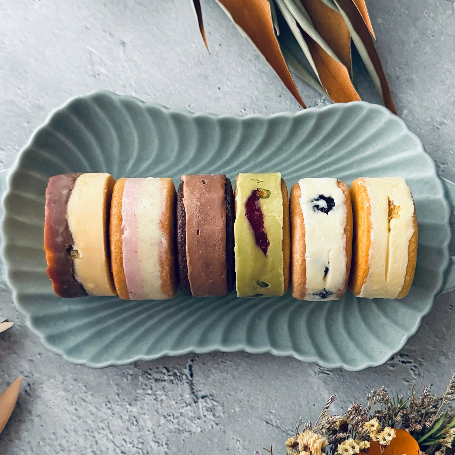 北海道産の高級バターを贅沢に使用した「北海道バターサンド」6種類の詰め合わせ。ギフトに人気のスイーツ。