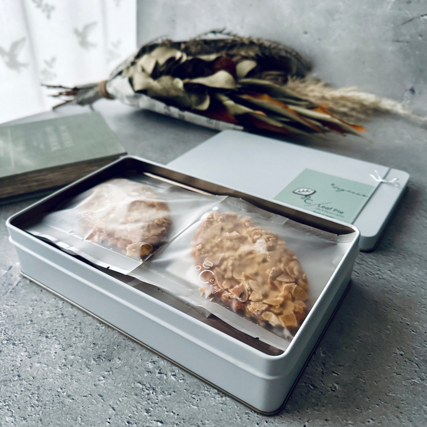 リーフパイ アーモンドキャラメル 断面 | 何層にも織りなす高級パイ | 手土産スイーツ