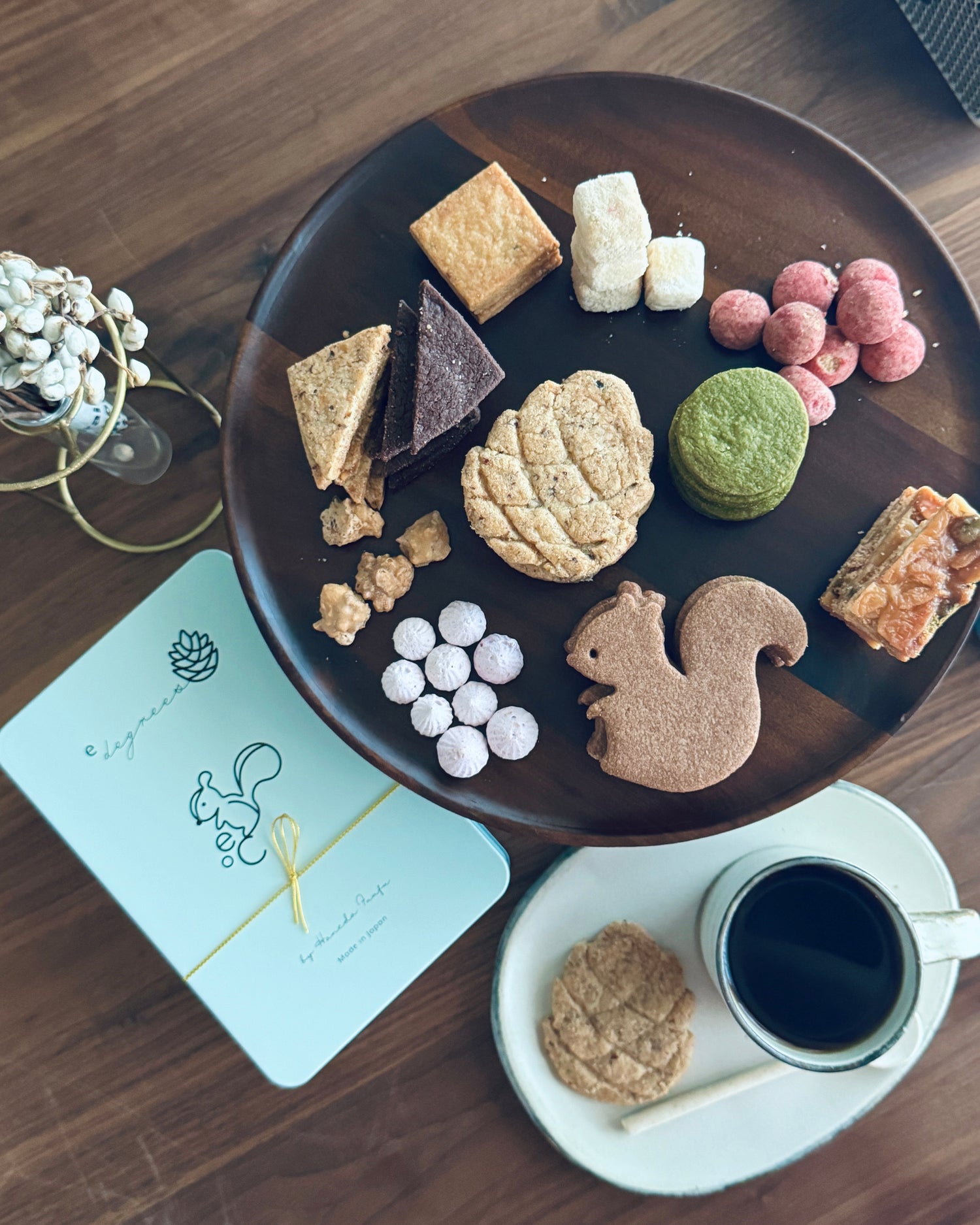 リスと戯れる森のかわいいクッキー缶。自分へのご褒美や贈り物に人気のお取り寄せお菓子。