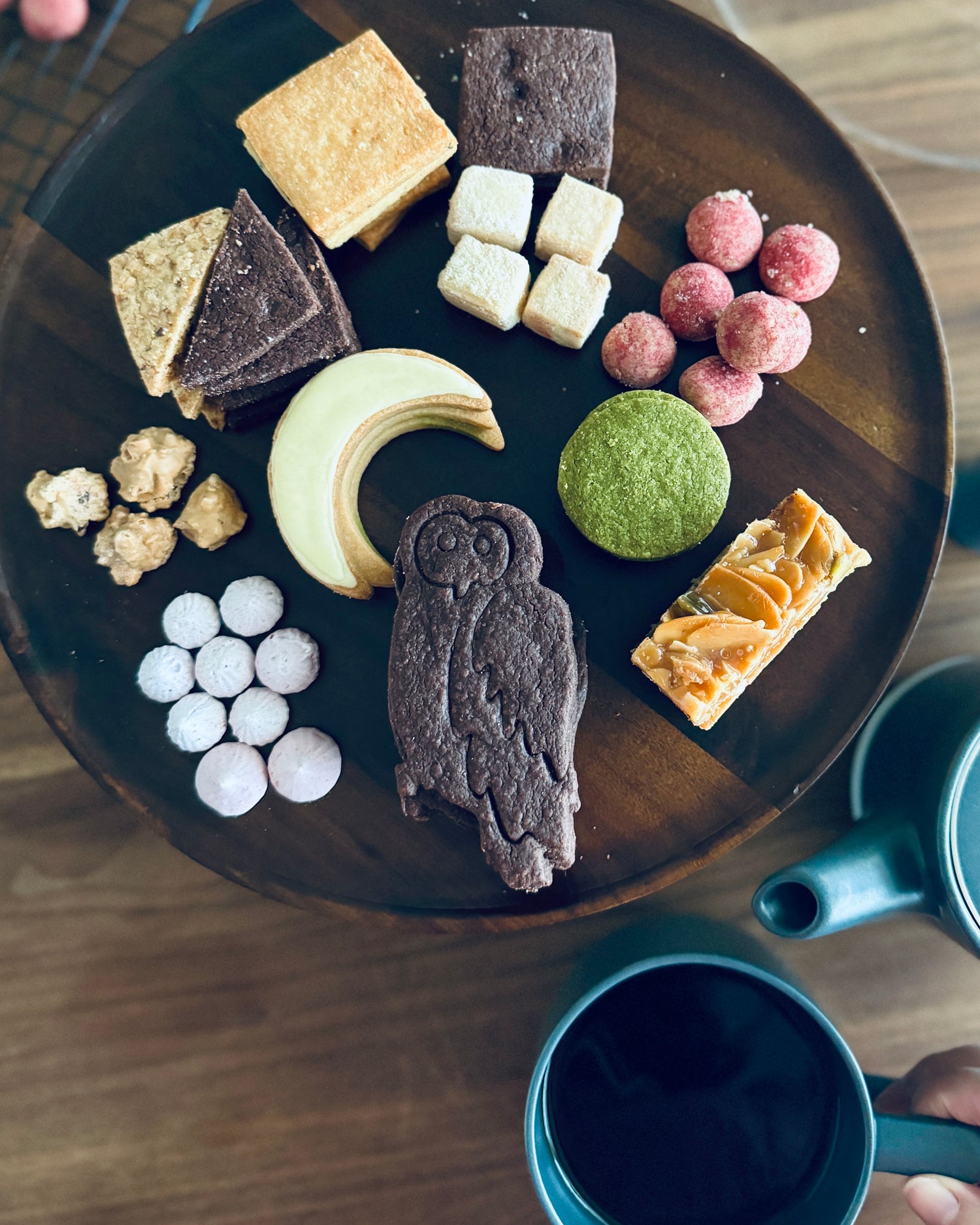 福を呼ぶフクロウとお月さまのかわいいクッキー缶。ギフトで人気のお取り寄せスイーツ。