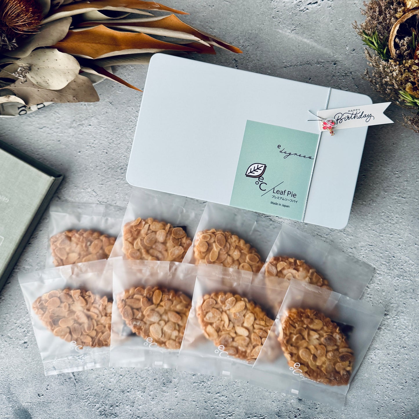 リーフパイ アーモンドキャラメル 8枚入 | 誕生日タグ付きの高級スイーツ | ギフト・手土産に人気