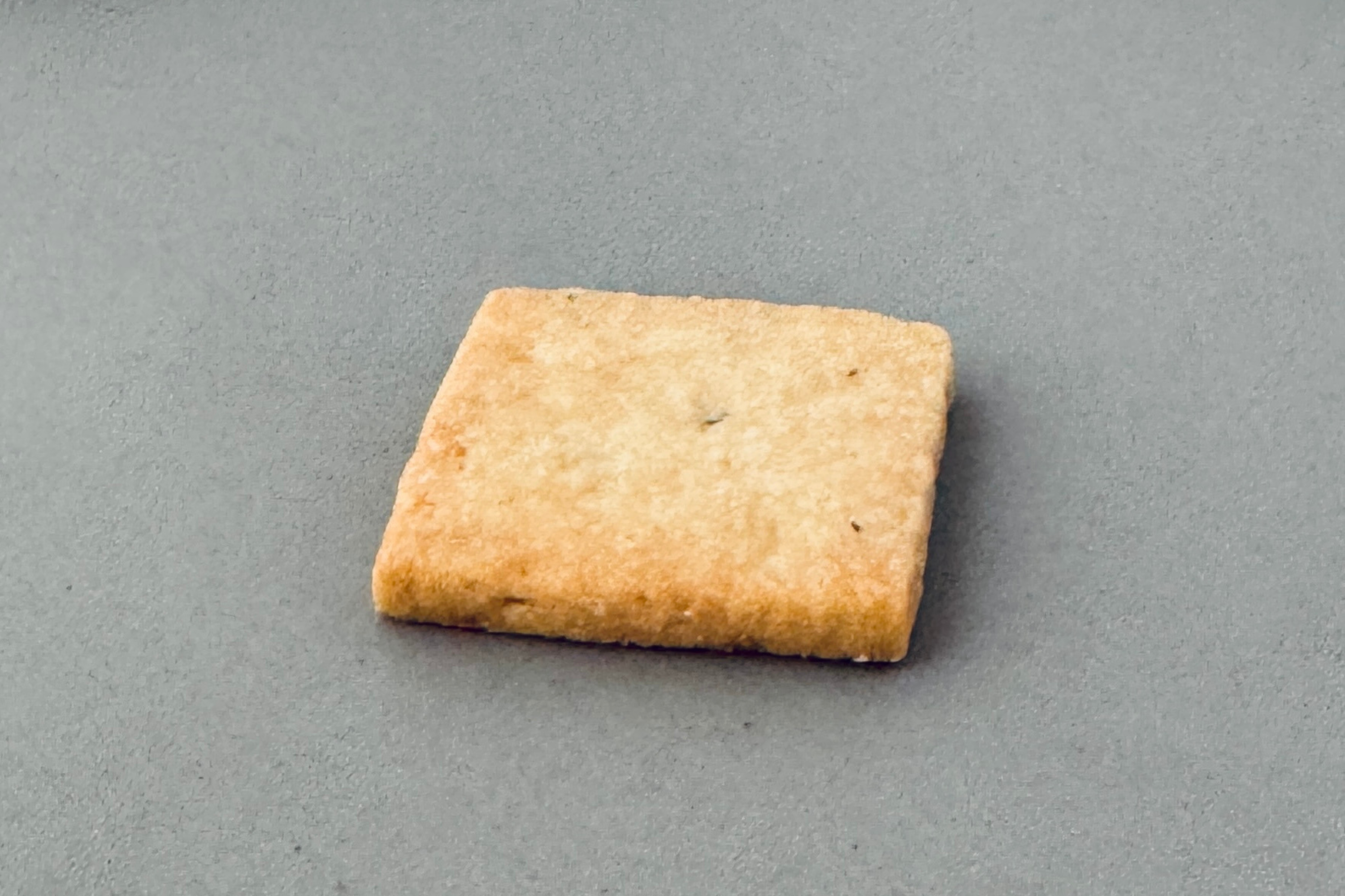 チーズクッキー | ナチュラルチーズと黒こしょうのアクセント