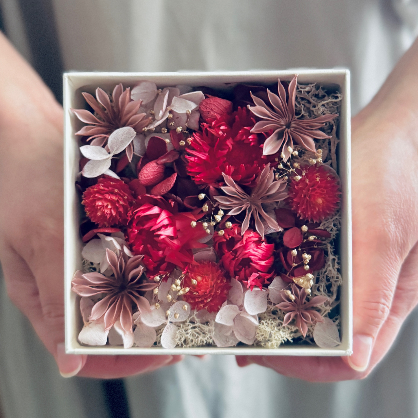 リスと戯れる森のかわいいクッキー缶 | 母の日お花付きフラワーボックスギフトのお花のみ | 人気のお取り寄せスイーツのプレゼント