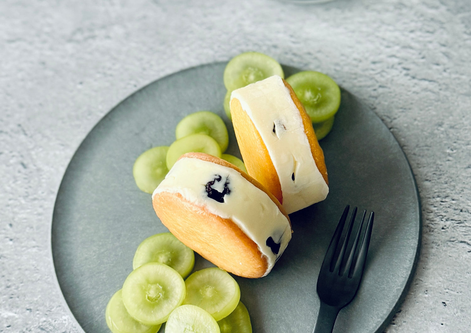 高級感漂う「北海道バターサンド」レーズンとマール酒。芳醇な香りの大人なギフトスイーツ。