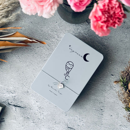 福を呼ぶフクロウとお月さまのかわいいクッキー缶 | ラブレターチャーム付きギフト | 人気のお取り寄せスイーツ