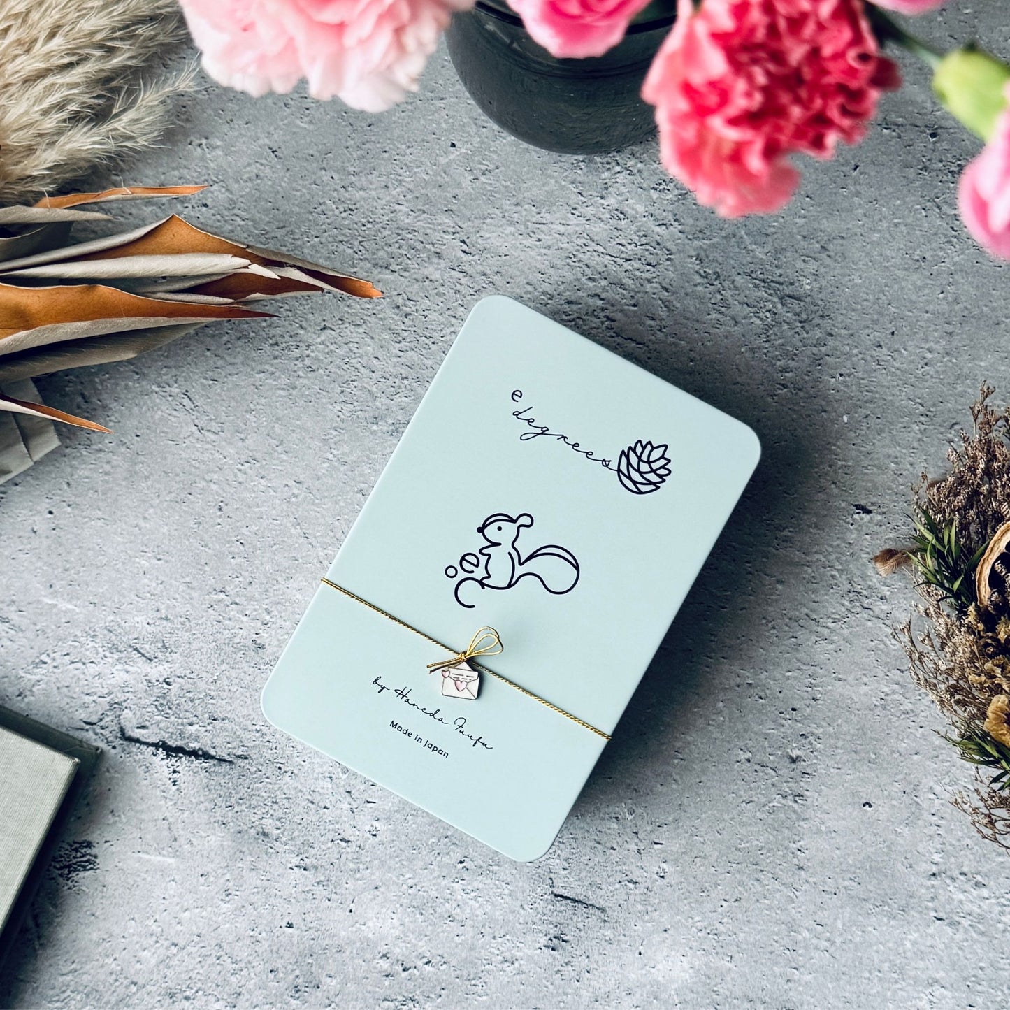 ラブレターチャーム付きクッキー缶 | お取り寄せギフトに最適なかわいいお紐のアレンジ