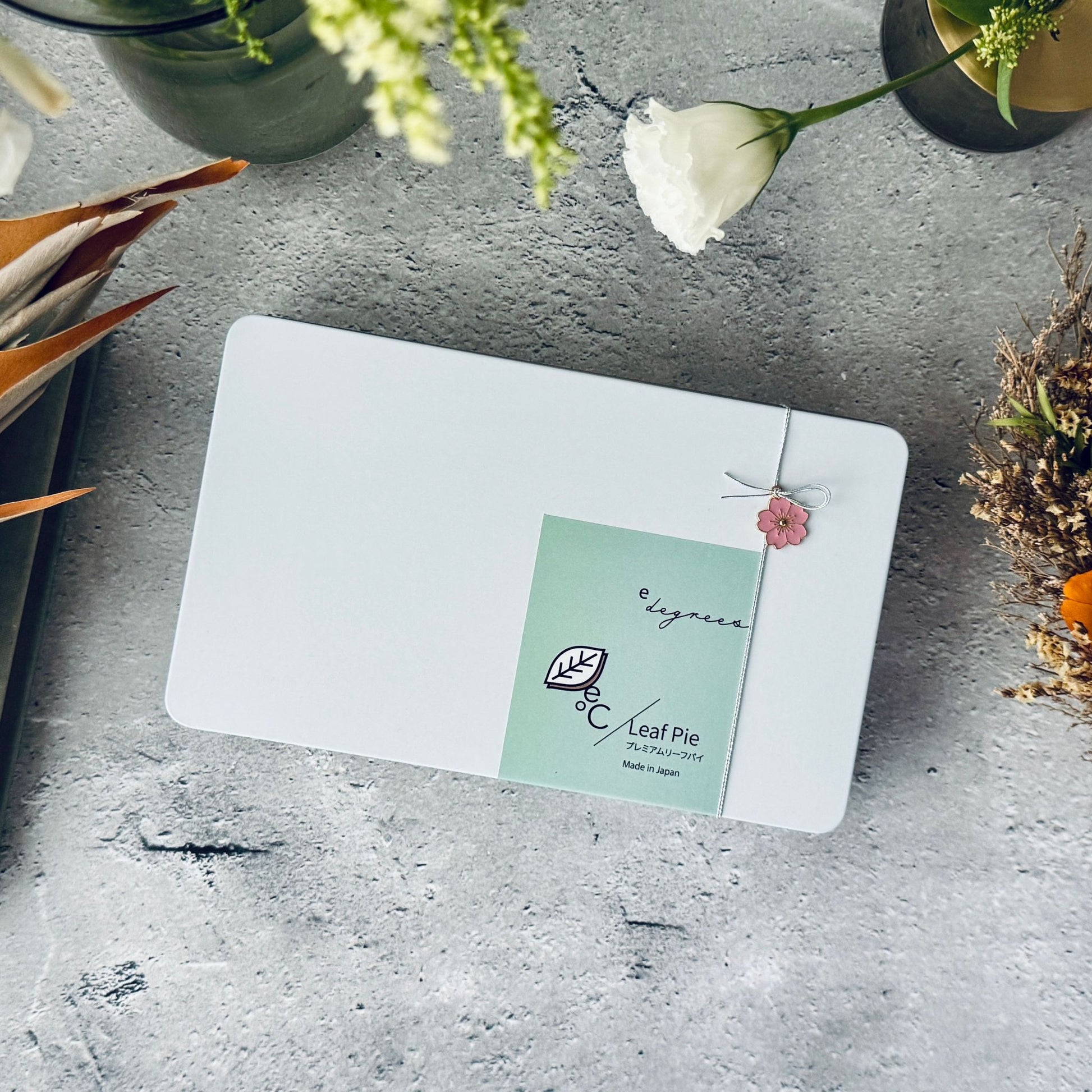 リーフパイ アーモンドキャラメル 8枚入 | 春限定の桜のチャーム付きでギフトに人気のかわいいお取り寄せスイーツ