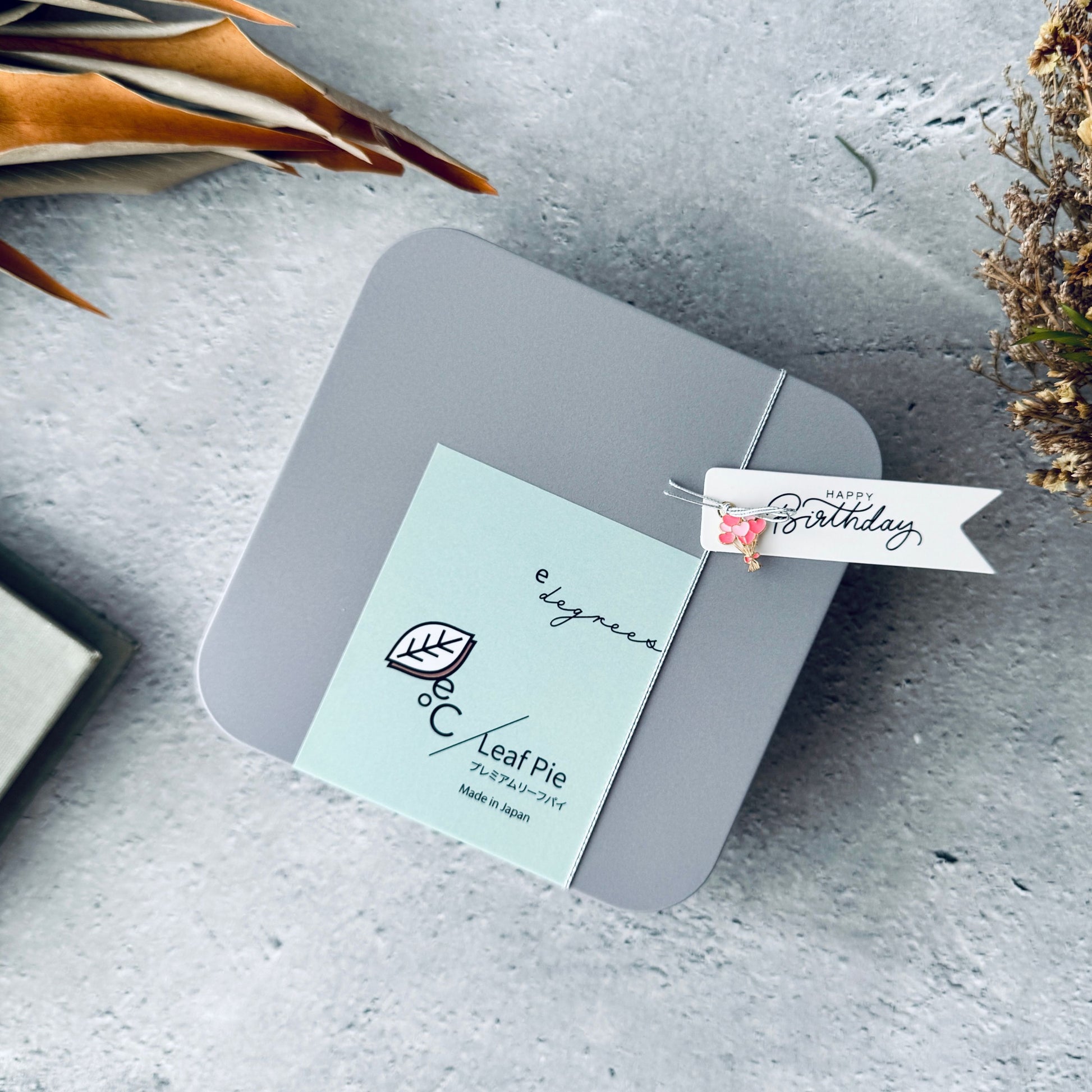 リーフパイ アーモンド&ショコラ缶 4枚入 | 誕生日タグ付きギフト | 人気のお取り寄せスイーツ