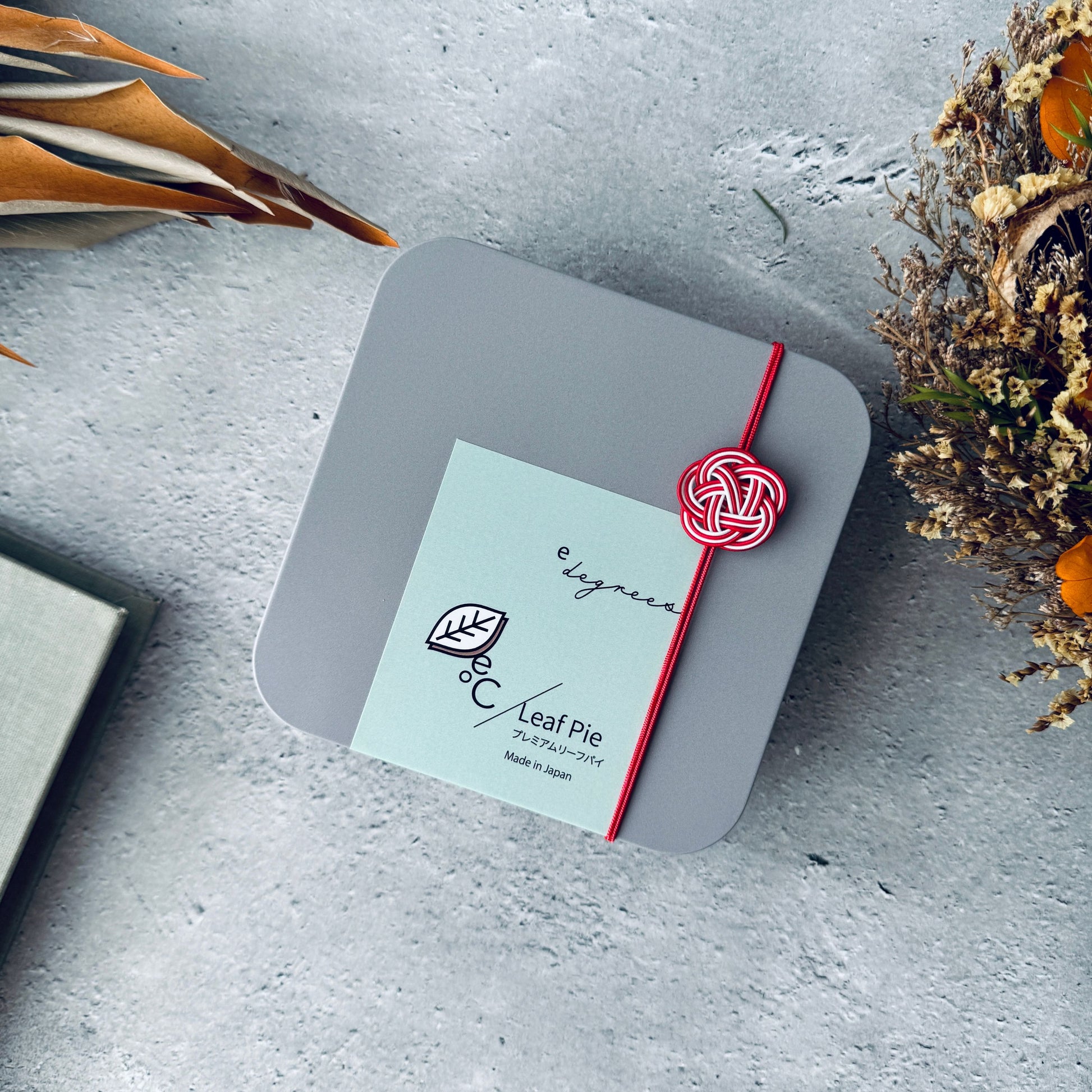 リーフパイ アーモンド&ショコラ缶 4枚入 | 梅結び付き和風ギフト | 人気のお取り寄せスイーツ