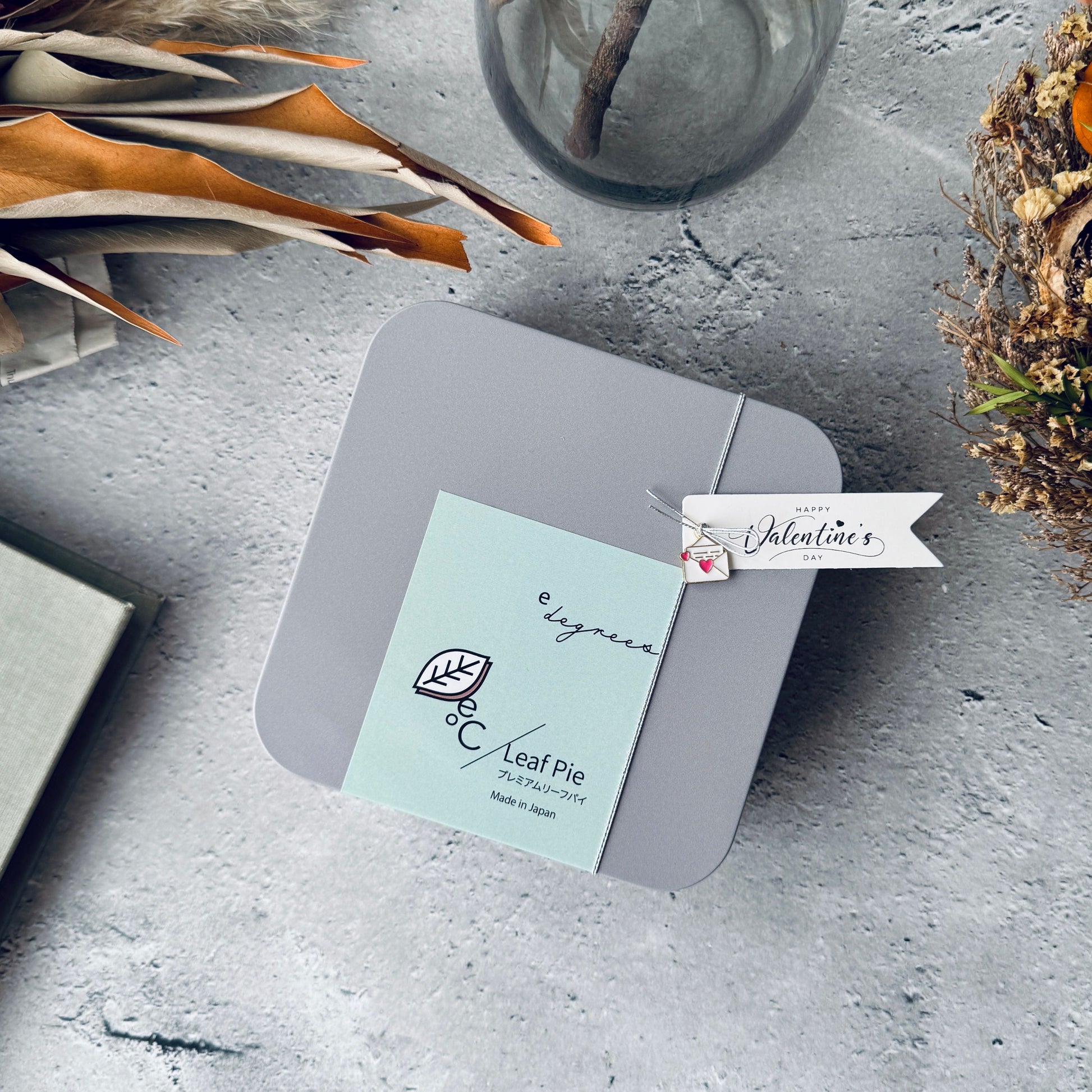 リーフパイ アーモンド&ショコラ缶 4枚入 | バレンタインギフトに人気のお取り寄せスイーツ