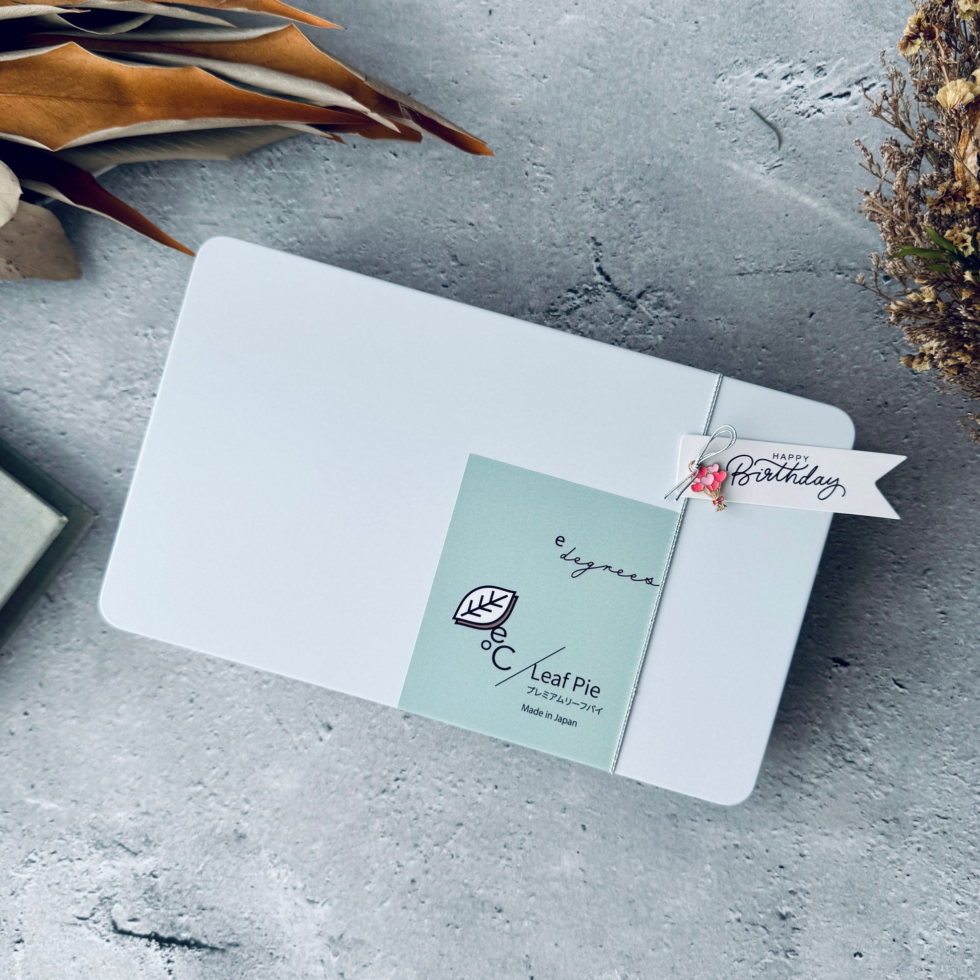 リーフパイ アーモンド&ショコラ缶 8枚入 | 誕生日タグ付きギフト | 人気のお取り寄せスイーツ