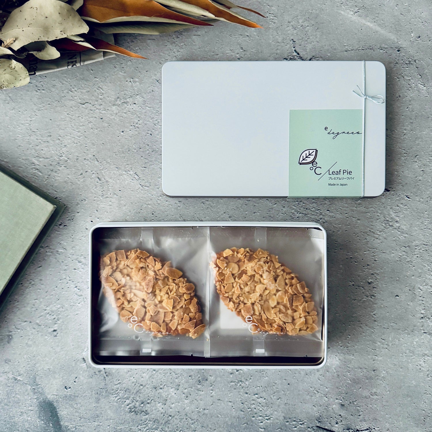 高級感のあるリーフパイギフトボックス