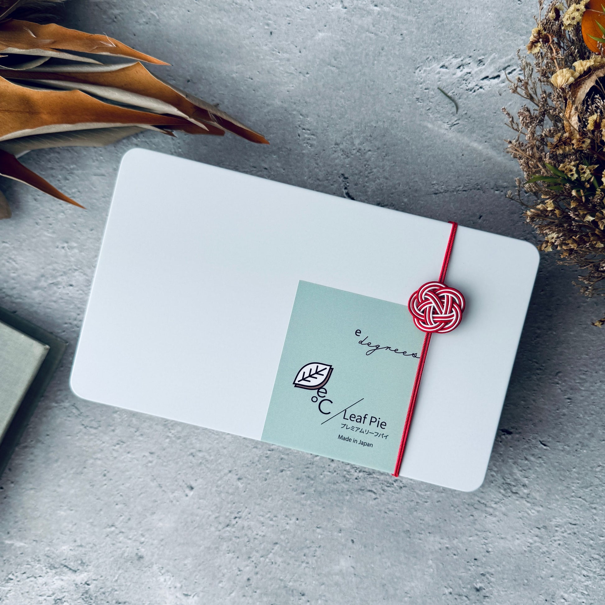 リーフパイ アーモンド&ショコラ缶 8枚入 | 梅結び付き和風ギフト | 人気のお取り寄せスイーツ