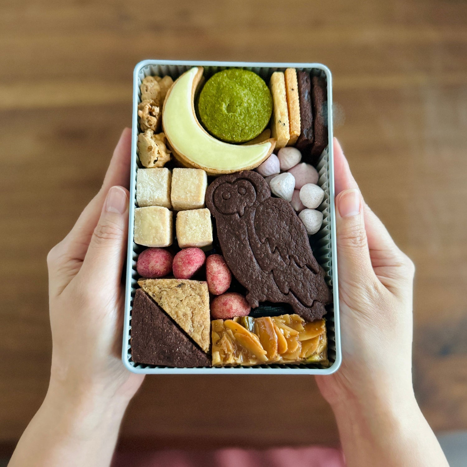 フクロウとお月さまのクッキー缶の中身。11種類のクッキーが詰まった人気のお取り寄せギフト。