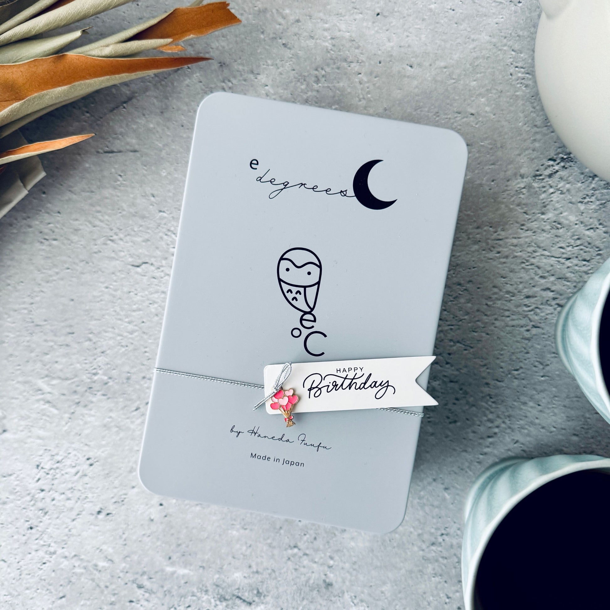 福を呼ぶフクロウとお月さまのかわいいクッキー缶 | 誕生日タグ付きギフト | 人気のお取り寄せスイーツ