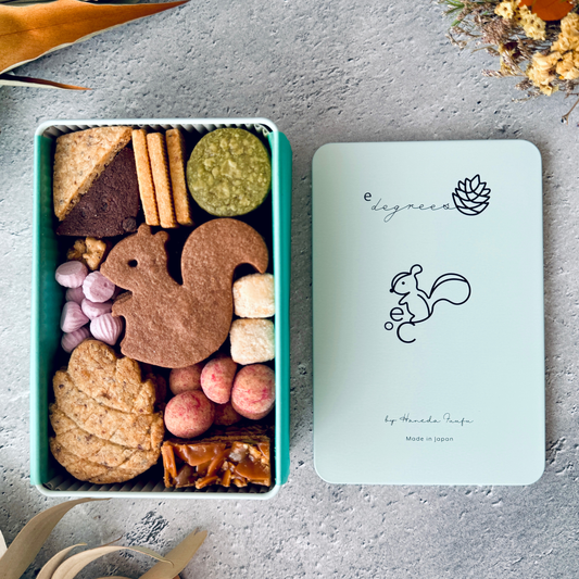 リスと戯れる森のかわいいクッキー缶 | 人気のお取り寄せギフト