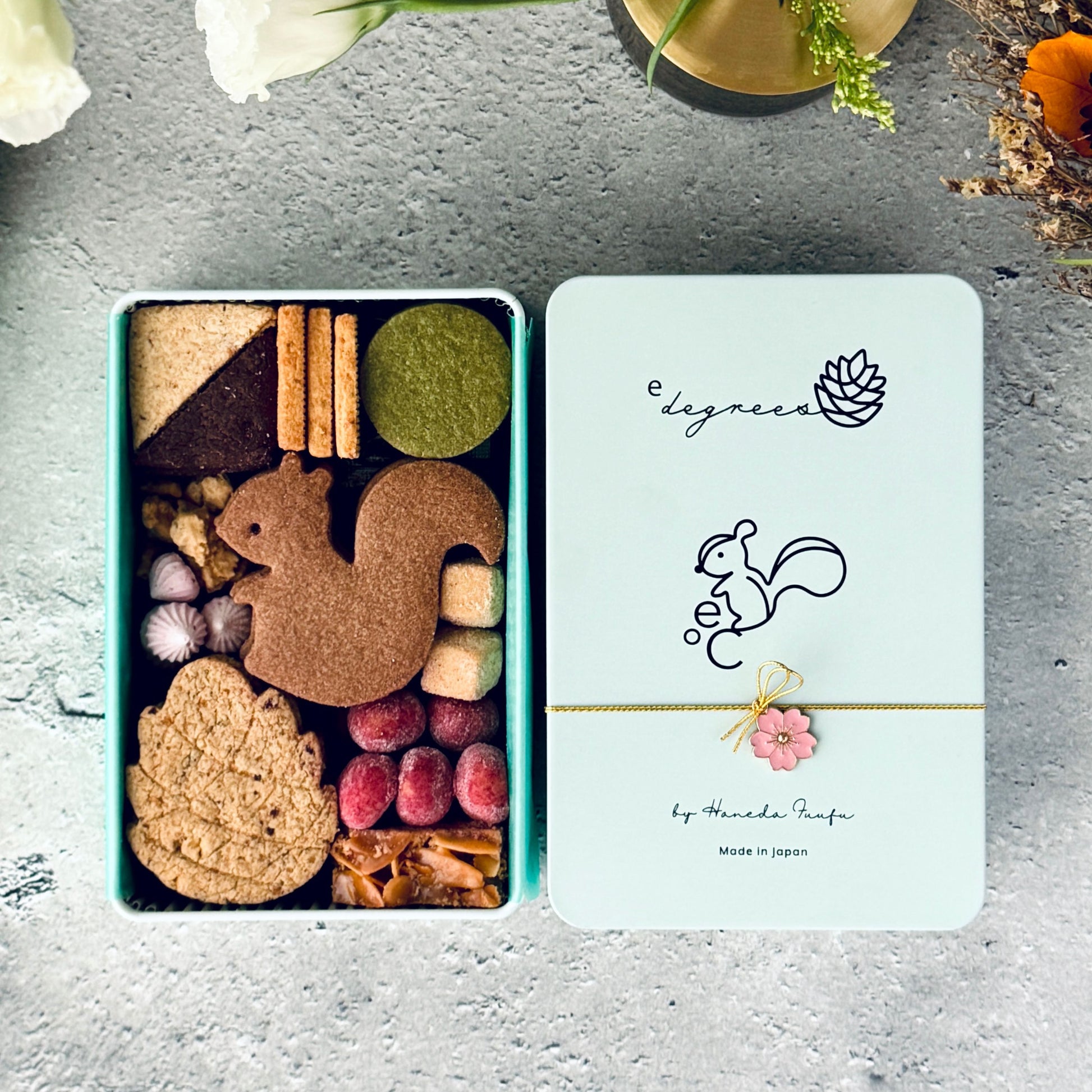 リスと戯れる森のクッキー缶 | 春限定の桜のチャーム付きでギフトに人気のかわいいお取り寄せスイーツ