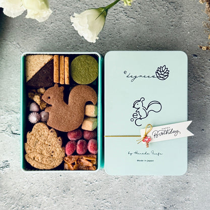 リスと戯れる森のかわいいクッキー缶 | 誕生日タグ付きギフト | 人気のお取り寄せスイーツ