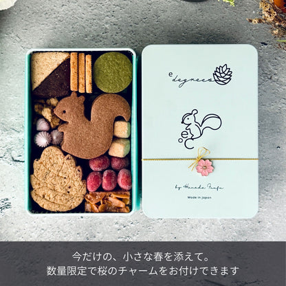 リスと戯れる森のクッキー缶 | 小さな春を添えて。数量限定の桜のチャーム付きでギフトに人気のかわいいお取り寄せスイーツ