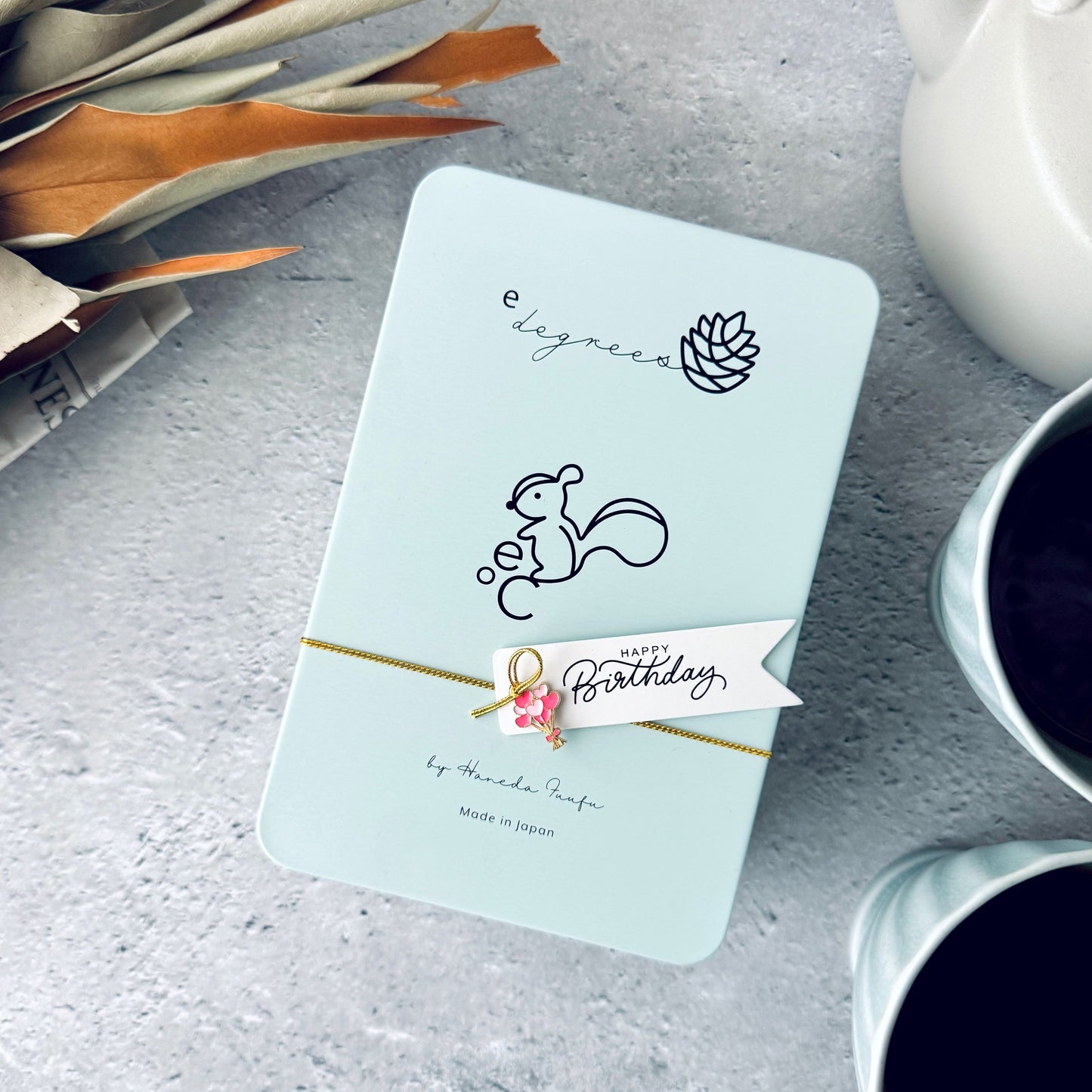 リスと戯れる森のかわいいクッキー缶 | 誕生日タグ付きギフト | 人気のお取り寄せスイーツ