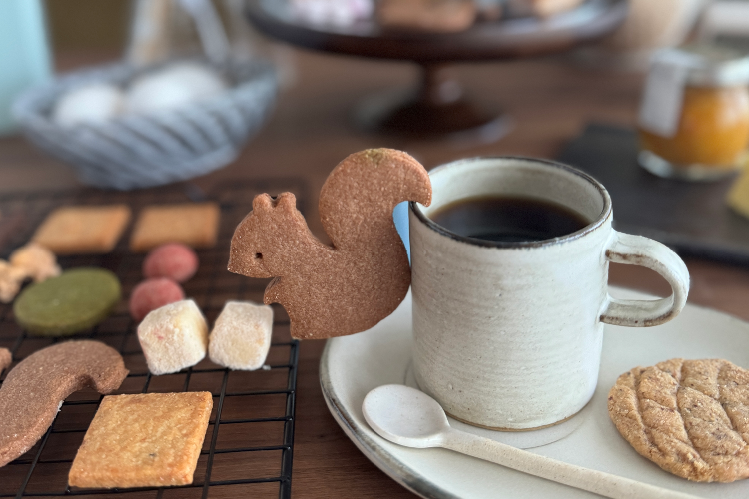 コップの縁にひっかけられたリスのバニラチョコレートクッキー
